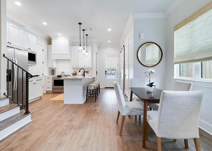 Apartment Brand New Designer Townhome In The Middle Of Town