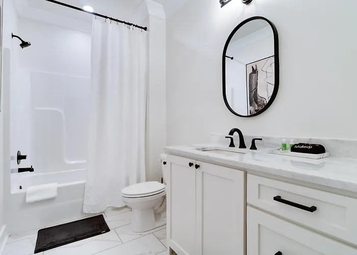 Apartment Brand New Designer Townhome In The Middle Of Town