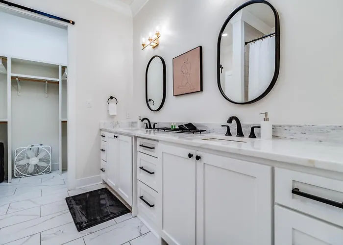 Apartment Brand New Designer Townhome In The Middle Of Town