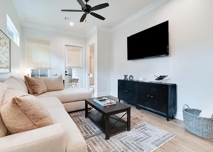 Apartment Brand New Designer Townhome In The Middle Of Town *