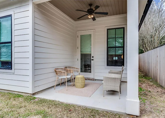 Brand New Designer Townhome In The Middle Of Town Apartment *