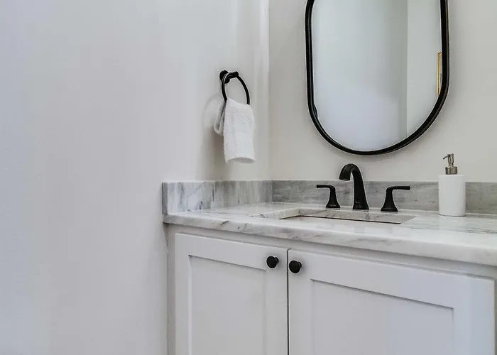 Apartment Brand New Designer Townhome In The Middle Of Town *