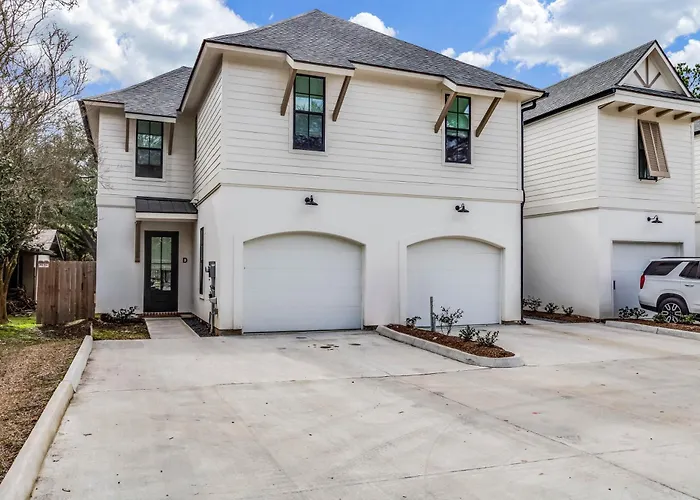 Apartment Brand New Designer Townhome In The Middle Of Town *