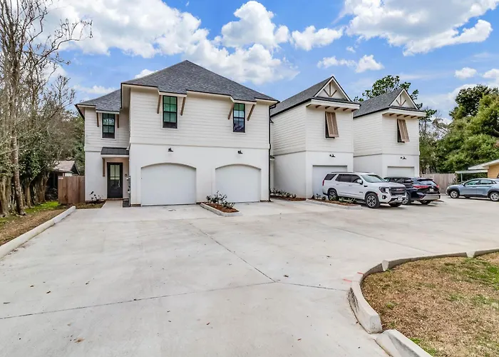 Apartment Brand New Designer Townhome In The Middle Of Town *