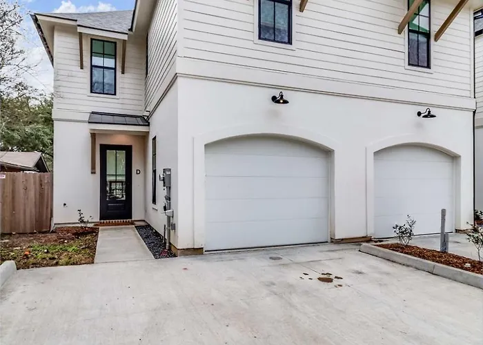 Apartment Brand New Designer Townhome In The Middle Of Town